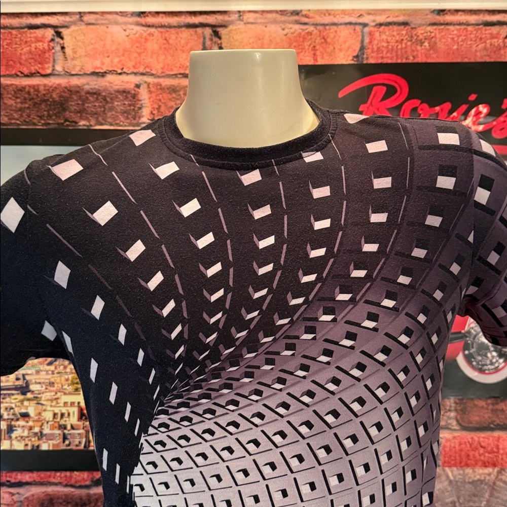 SHEIN Design Tee Shirt - Picture 5 of 17